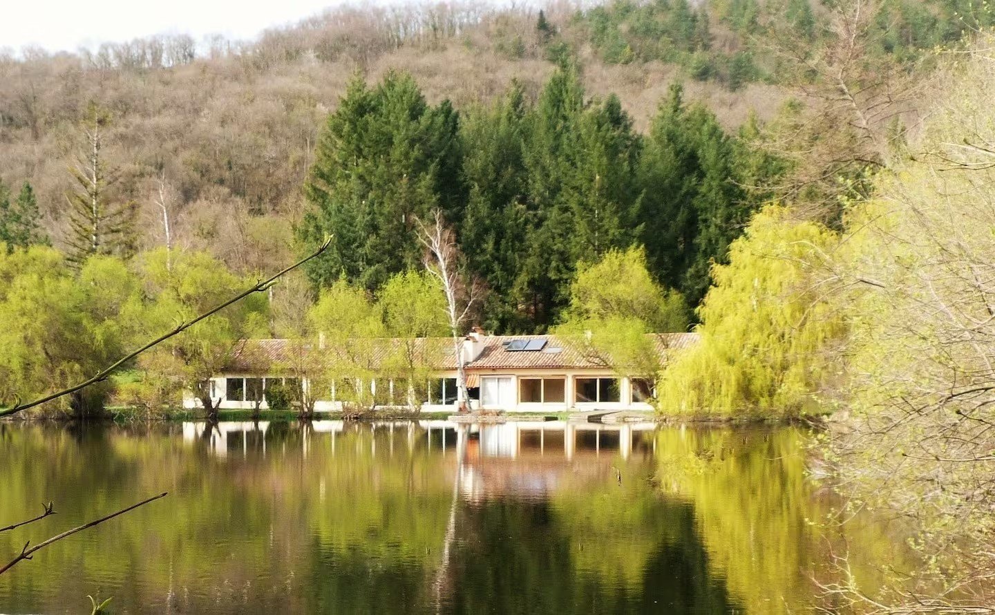 Vue de la grande maison du lac